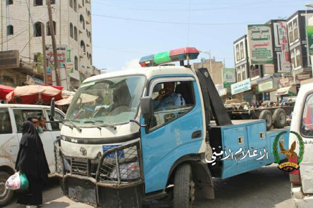 لجنة الاختناقات المرورية بإب تواصل حملة إزالة المخالفات